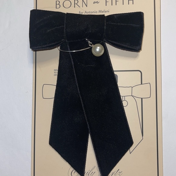 NWT Born on Fifth Emily Hertz black velvet bow with pearl cellphone accessory - Picture 3 of 3